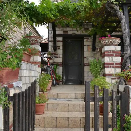 بيت للعطل Artemis Stone House *